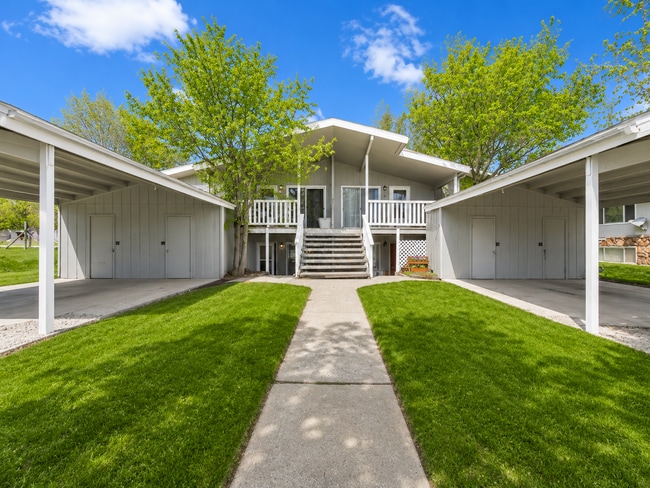 Building Photo - Spacious and charming! Conveniently located 2 bedroom, 1 bathroom