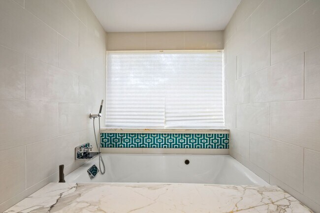 Foto del edificio - 2/2 with carport - fenced backyard