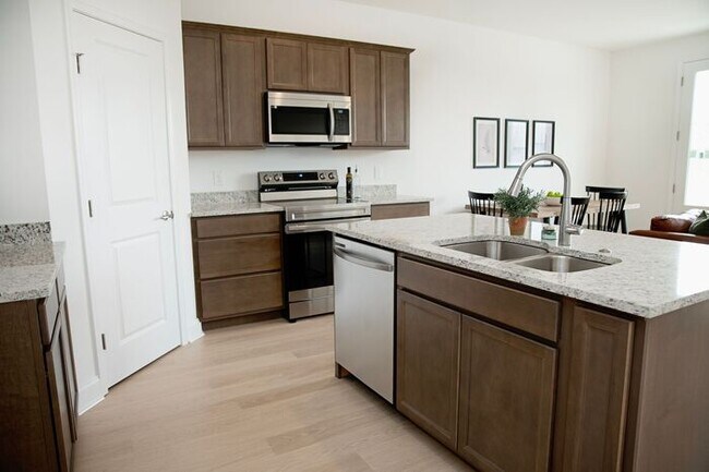 Foto del edificio - $1,000 MOVE-IN CREDIT! Stunning 3-Bed, 2.5-Bath Townhome at The Lily at Clover Ridge