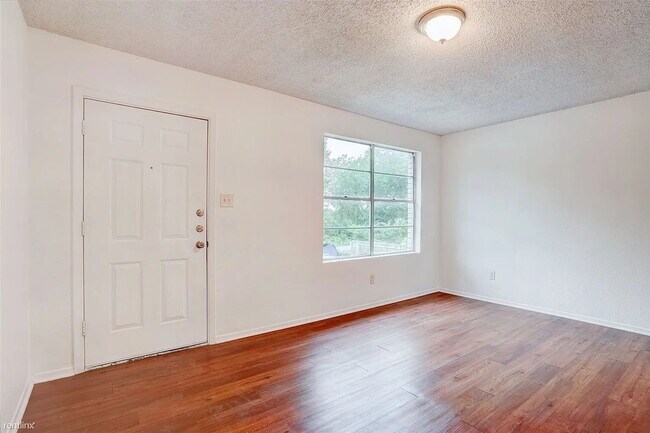 Building Photo - 714 Martindale Rd