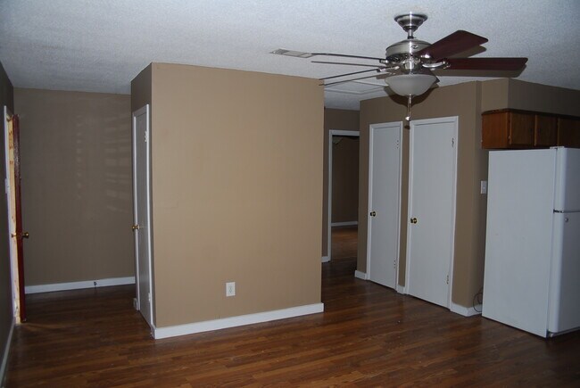 Foto del edificio - 15724 Cook Rd