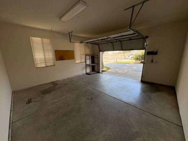 Foto del edificio - South West Lemoore home Ready to move in w...