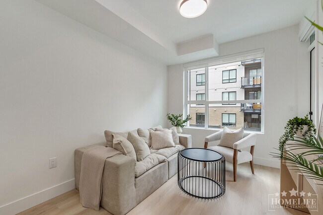 Building Photo - Stylish 2 Bed 1 Bath Condo for Rent in Surrey City Centre!