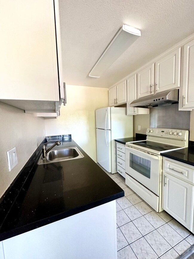 Building Photo - STILL AVAILBLE !!! Spacious 3 Bed 2 Bath C...