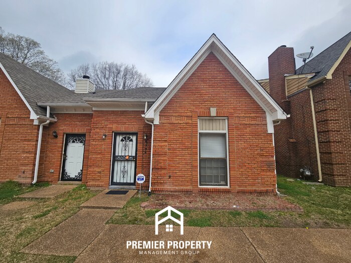 Charming 3-Bedroom Memphis Home with Vaulted Ceilings & Brick Fireplace - Charming 3-Bedroom Memphis Home with Vaulted Ceilings & Brick Fireplace
