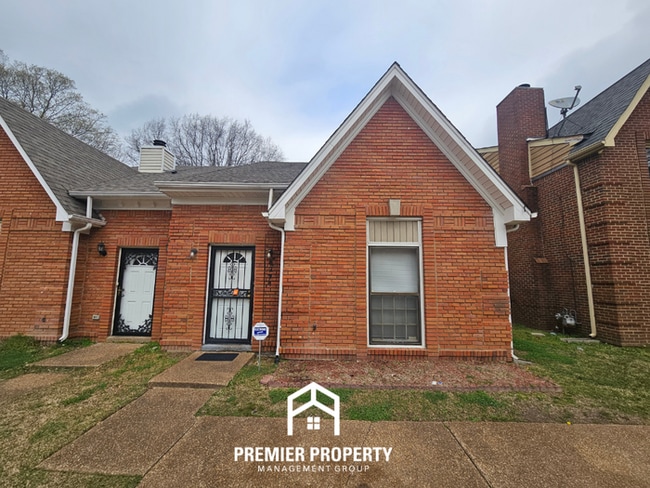 Charming 3-Bedroom Memphis Home with Vaulted Ceilings & Brick Fireplace - Charming 3-Bedroom Memphis Home with Vaulted Ceilings & Brick Fireplace