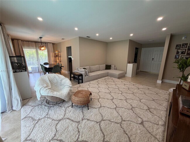 Foto del edificio - 8203 NW 37th St
