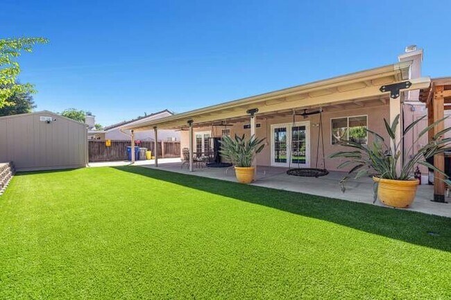 Foto del edificio - 7634 N Dearing Ave