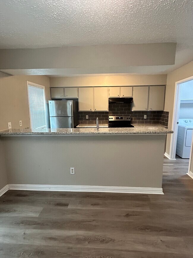 SPACIOUS KITCHEN - 3901 Woodchase Dr