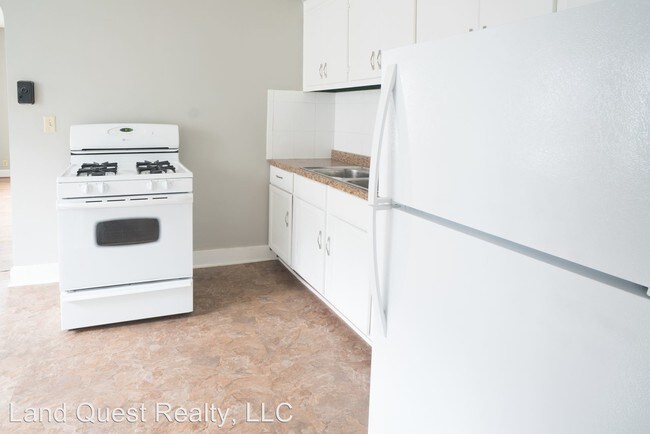 Building Photo - 1 br, 1 bath Apartment - 939 College Ave.