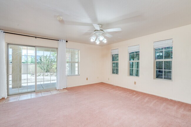 sala de estar - 8449 E Agape Dr