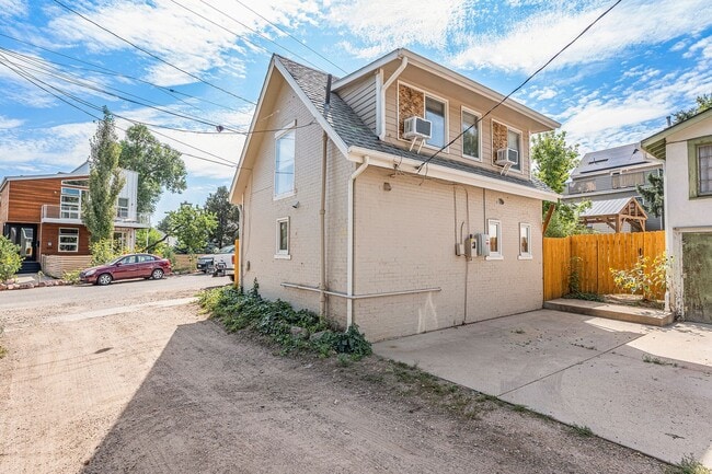 Building Photo - Stunning 10-bedroom triplex in the heart o...