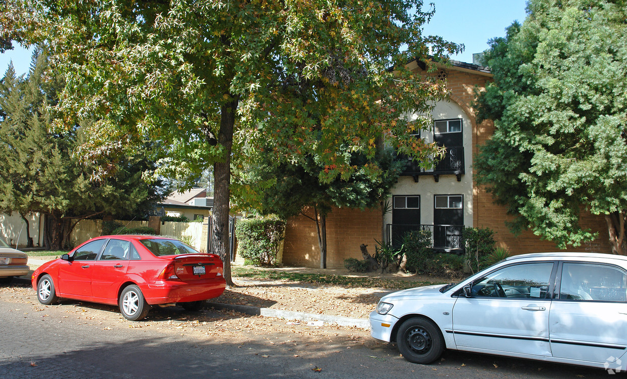 Building Photo - 3343 E Sierra Madre Ave