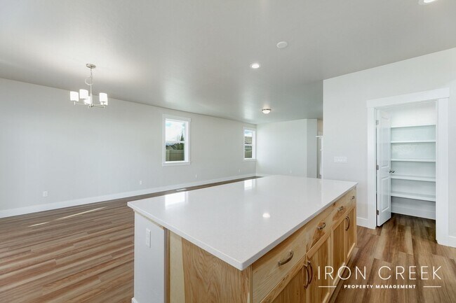 Foto del edificio - Brand-new construction with 3 bedrooms + o...