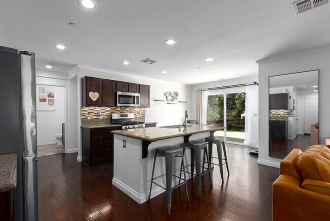 Foto del edificio - Beautiful, Spacious Home with solar-Desira...