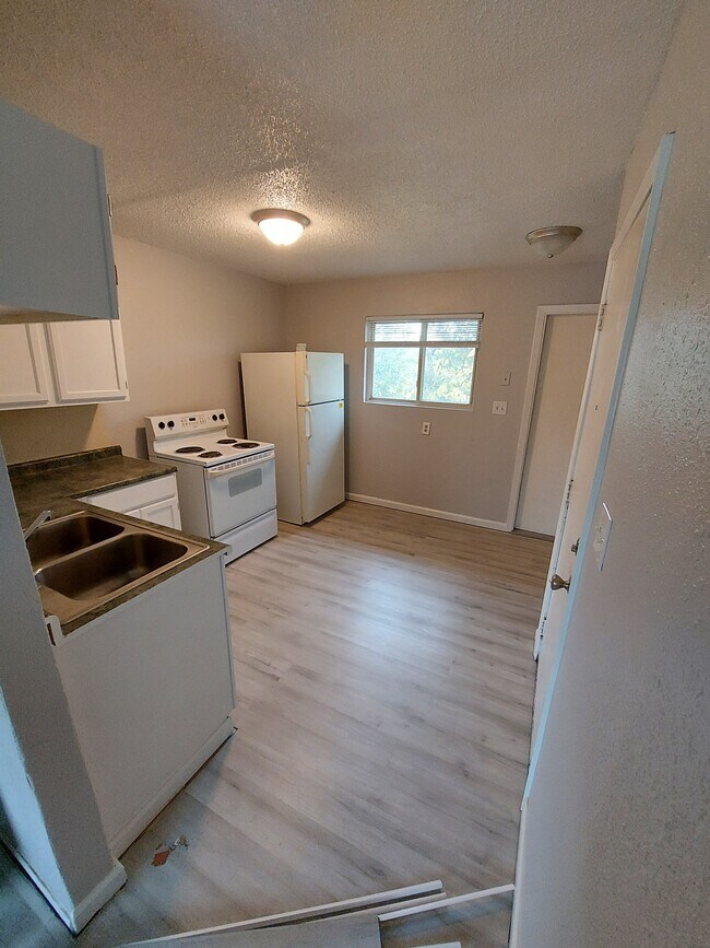 Kitchen, main entrance, door to deck - 5529 Freeman Ct