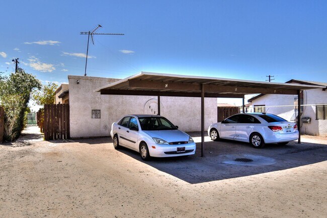 Foto del edificio - 2122 S Maple Ave
