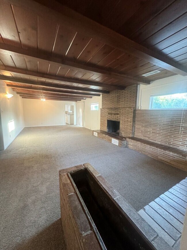 Building Photo - Spacious 3 Bedroom!