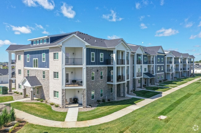 Building Photo - The Summit at Heritage Apartments