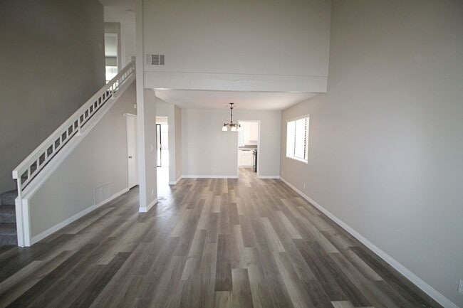 Building Photo - Oxnard | 4 bedroom + 2.5 bathroom Single F...