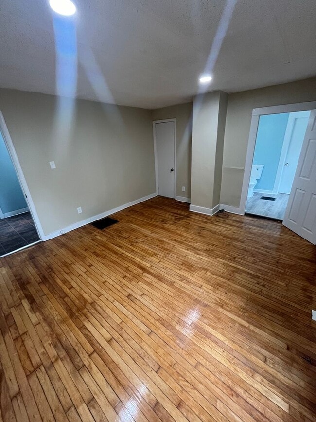 Foto del edificio - Beautiful 1-bedroom first-floor apartment located on peaceful Pittsfield Street