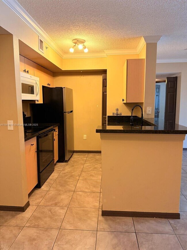 Foto del edificio - 2457 Centergate Dr