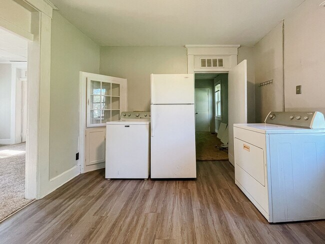 Foto del edificio - AVAILABLE NOW! Close to Campus