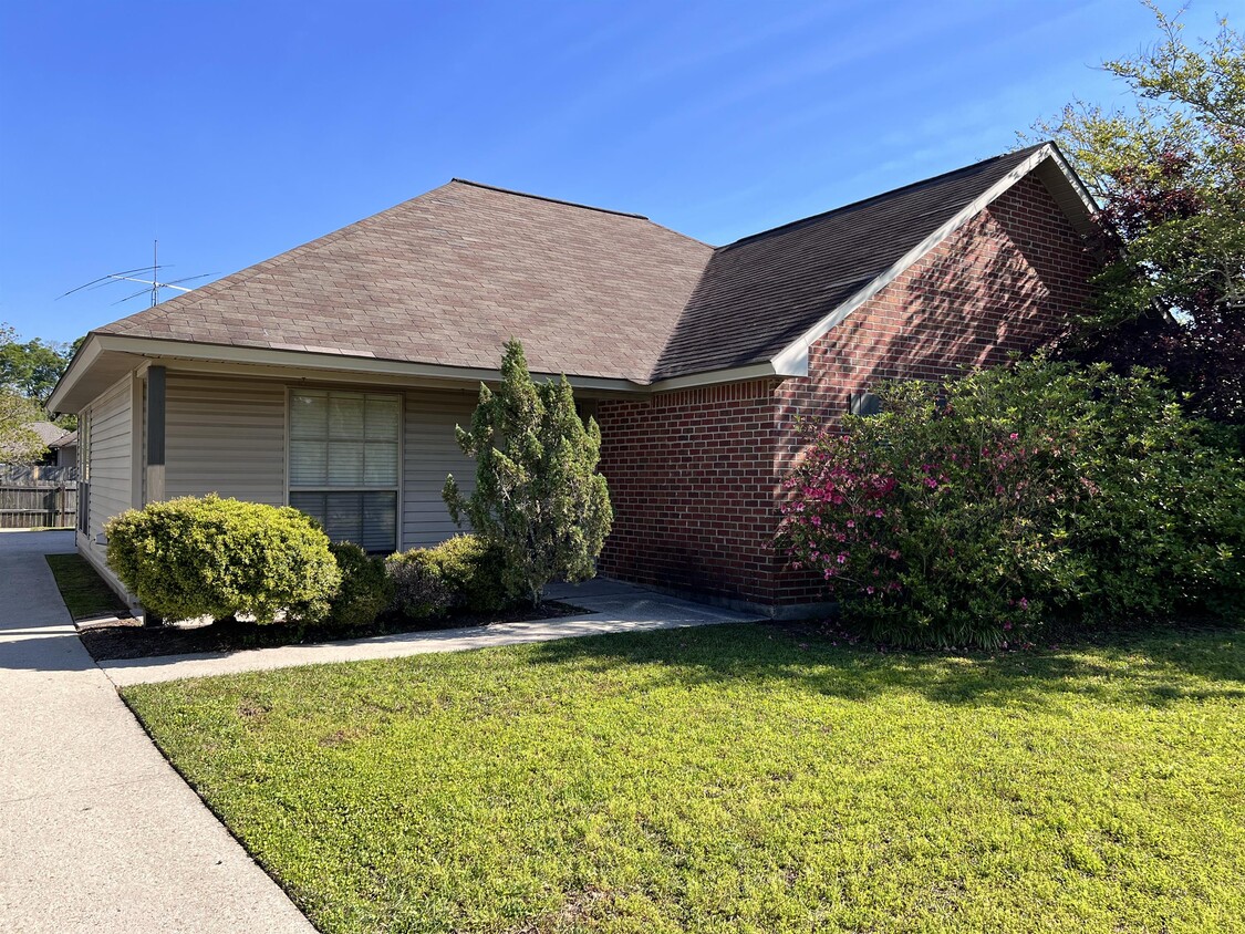 Primary Photo - 12275 Cottage Hill Dr