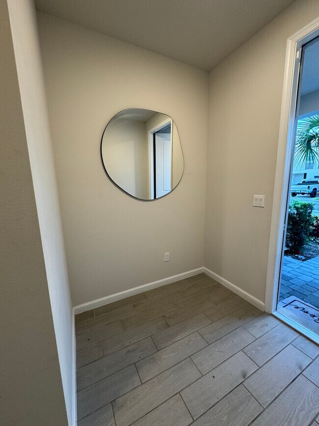 Building Photo - 5677 Mentmore Dr