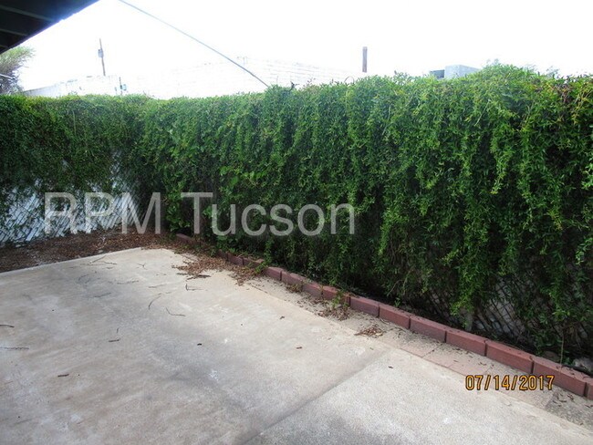 Building Photo - 2121 N Country Club Rd