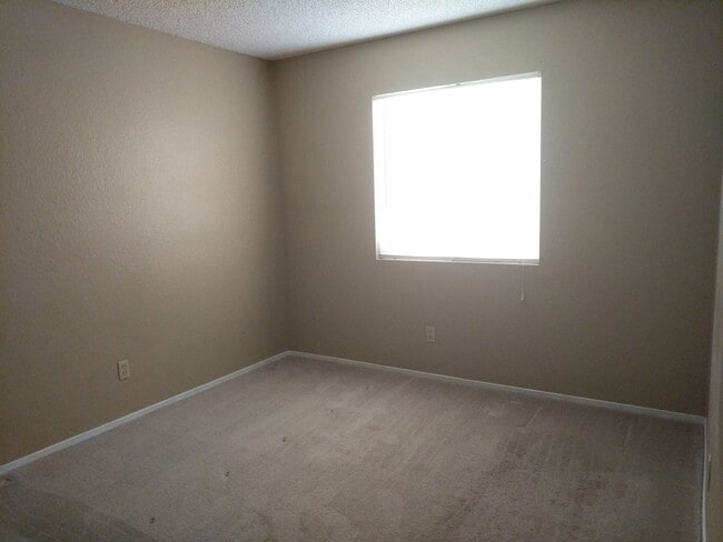 Building Photo - ONE STORY, 3 BEDS 2 BATHS, 2 CAR GARAGE, NEWLY REMODELING KITCHEN AND BATHROOM, GRANITECOUNTERTOP...