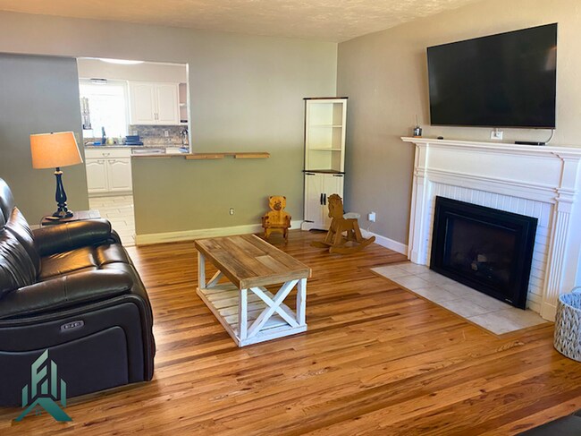 Foto del edificio - Spacious 3-Bedroom Home with Huge Shop, RV...