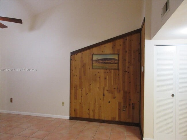 Foto del edificio - 15545 Miami Lakeway N