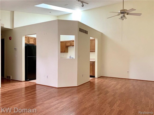 Building Photo - 41297 Southwind Dr