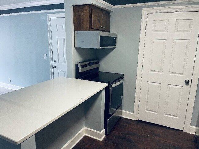 Building Photo - Super Nice Apartment