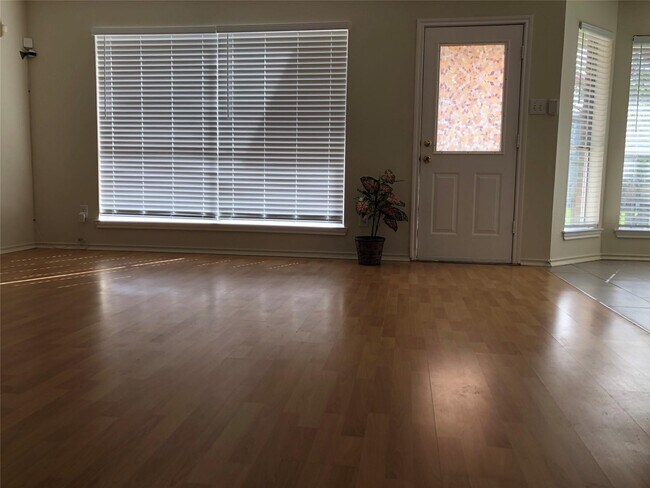 Foto del edificio - 22522 Holly Lake Dr