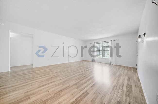 Building Photo - Unit 4