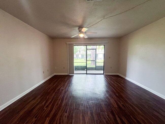 Building Photo - 2BR/1.5 Townhouse in Conveniently Located ...