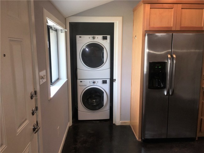 Building Photo - 1409 Theckla Terrace