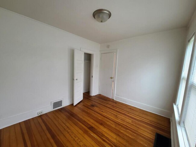 Building Photo - 609 S 34th St