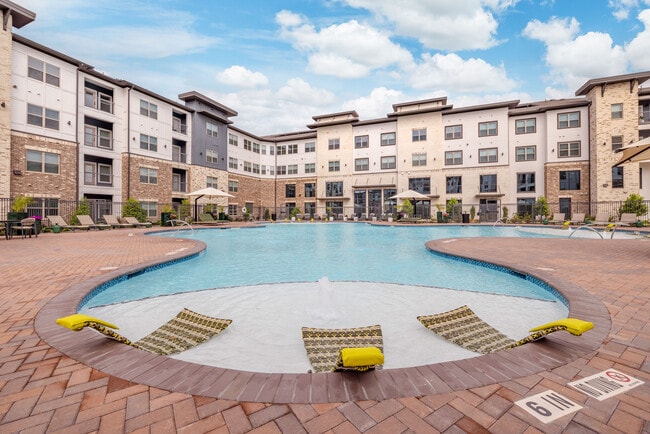 Resort Style Pool - Forayna Vintage Park