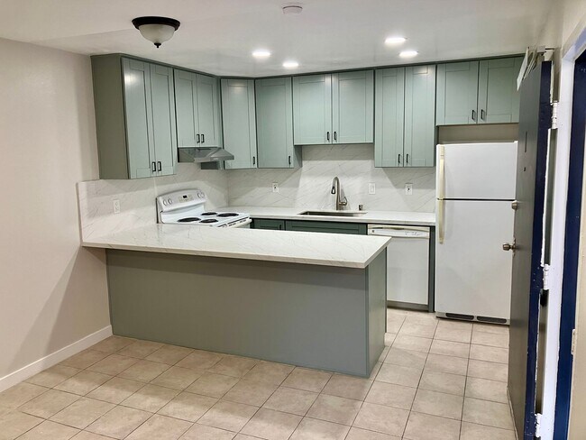 Foto del edificio - Rare North Park Gem – Remodeled Tiffany Blue Kitchen + Parking!