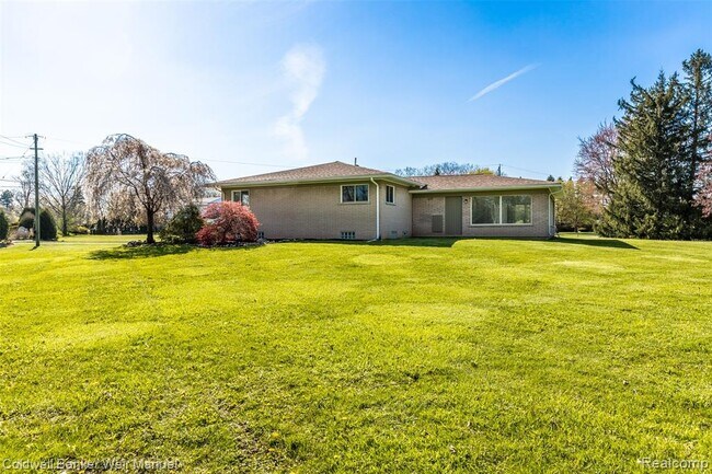 Building Photo - 6425 Wellesley Dr