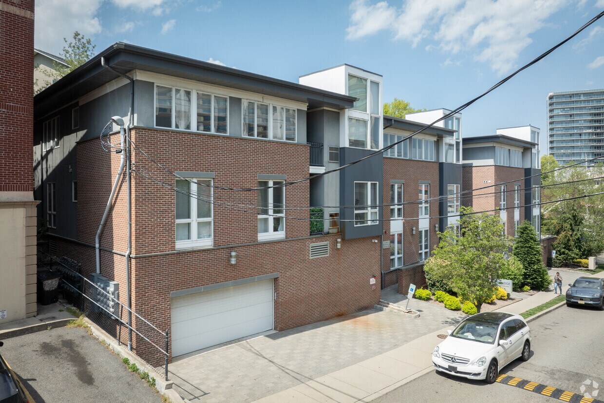 Primary Photo - East Ridge Condominiums
