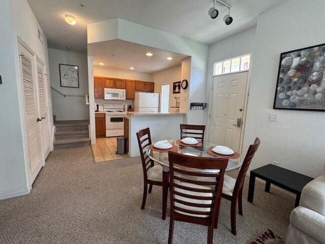 Building Photo - Fully Furnished 4 Bedroom 3 Bathroom Townh...