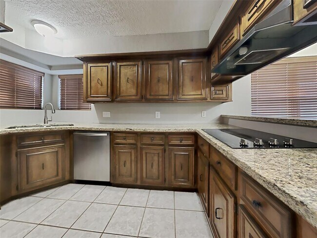 Building Photo - 654 S Rivershire Dr