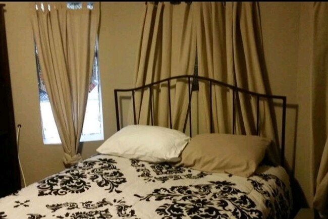 Foto del edificio - Charming 2BR Garden Unit in Near West Side