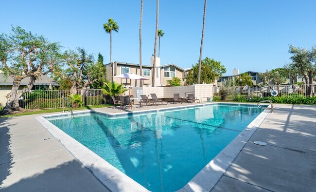 Foto del edificio - Beautifully Remodeled Tri-Level Condo With...