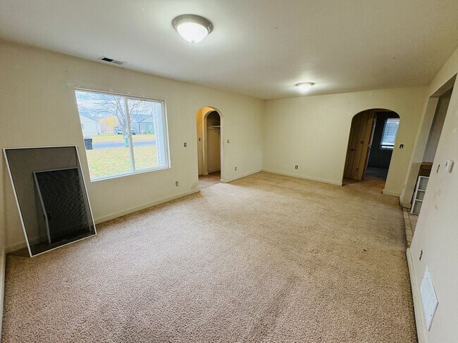 Building Photo - 3 bedroom 1 bathroom house with large yard!