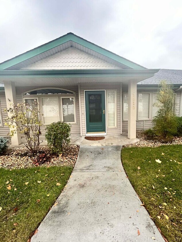 Foto principal - Spacious Duplex with 3-Car Garage & Private Patio!